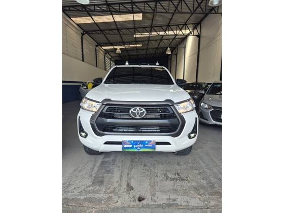 TOYOTA HILUX 2.8 D-4D TURBO DIESEL CD SR 4X4 AUTOMÁTICO TOYOTA HILUX 2.8 D-4D TURBO DIESEL CD SR 4X4 AUTOMÁTICO